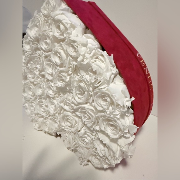 Venus Et Fleur Large Heart-Shaped Box with 36 Eternity White Roses - Picture 10 of 16